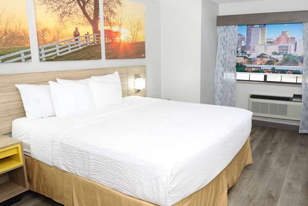  - Days Inn & Suites North San Antonio