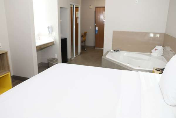  - Days Inn & Suites North San Antonio