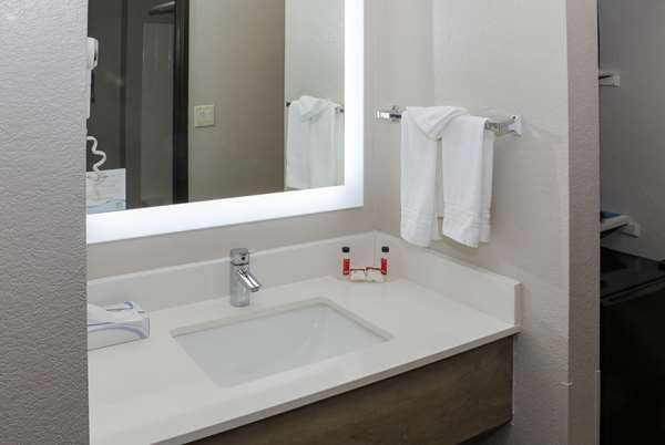  - Days Inn & Suites North San Antonio