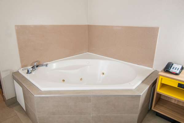  - Days Inn & Suites North San Antonio