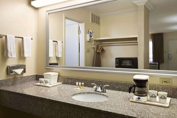  - Days Inn & Suites Trinidad - I-25, Exit 13A & 13B