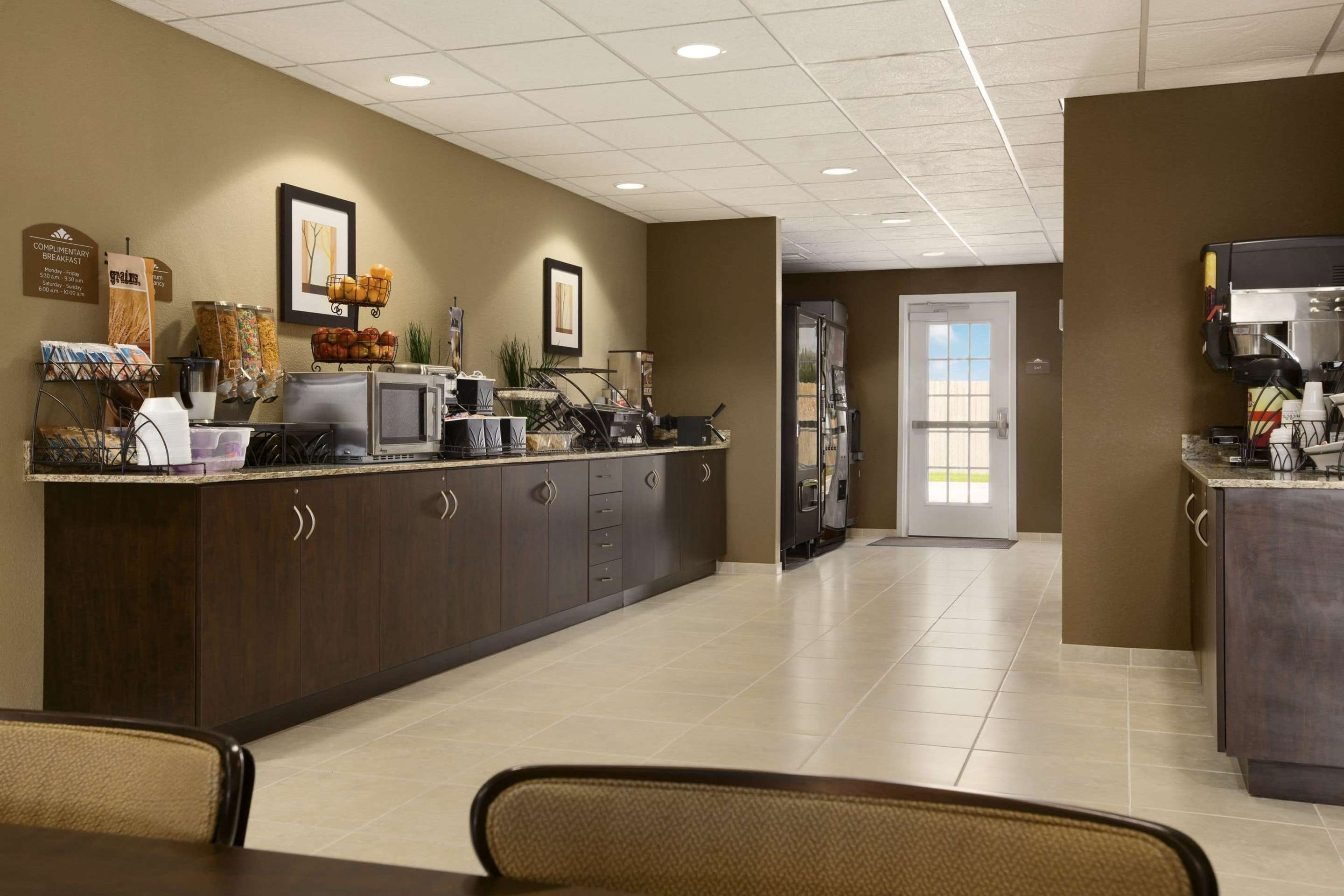 Breakfast Area | Microtel Inn & Suites by Wyndham Kenedy/Karnes City