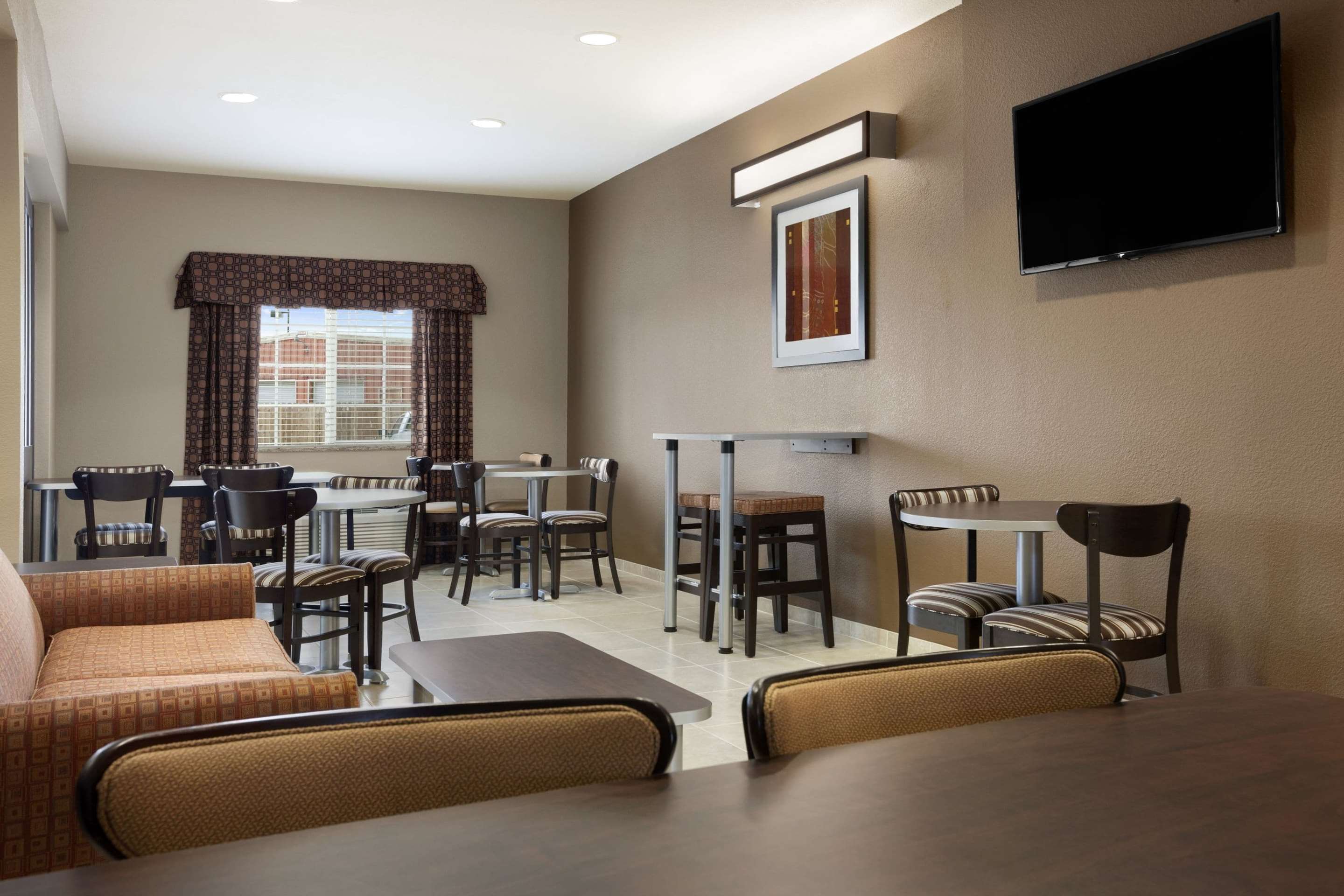 Lobby | Microtel Inn & Suites by Wyndham Kenedy/Karnes City
