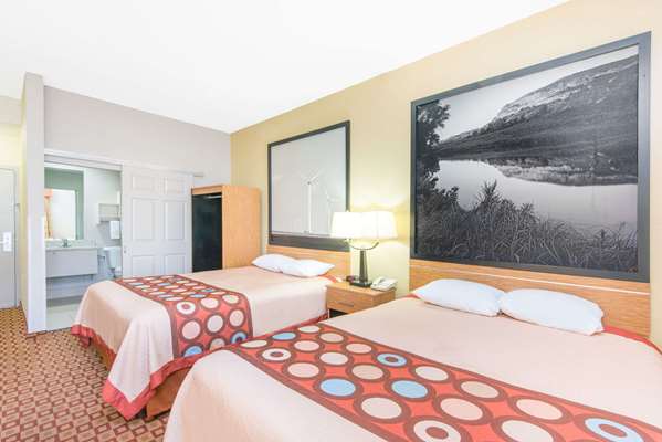  - Super 8 Hotel South Wichita - I-135, Exit 1A