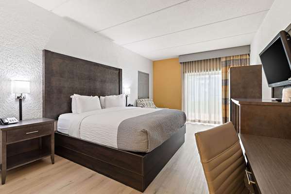 1 King Bed, Non-Smoking