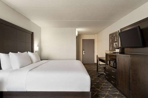 1 King Bed, Mobility/Hearing Accessible Apartment, Tub w/ Grab Bars, NSMK