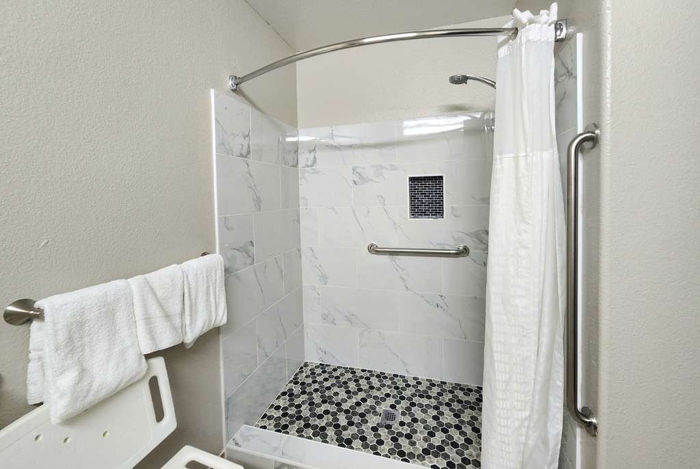 DAYS INN BY WYNDHAM, LUMBERTON-guestroom-Guest Room,Bathroom,Shower,Accessibility,On-Site.jpg