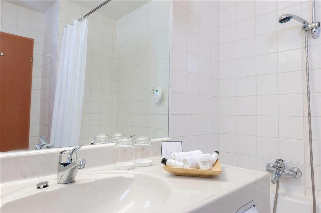WYNDHAM GARDEN DONAUESCHINGEN-guestroom-Guest Room,Bathroom,On-Site.jpg