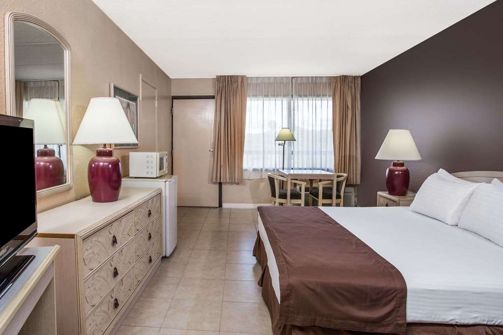 TRAVELODGE BY WYNDHAM DELTONA-guestroom-Guest Room,Suite,On-Site.jpg