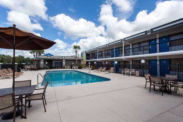 Pool - Travelodge Deltona - I-4, Exit 108