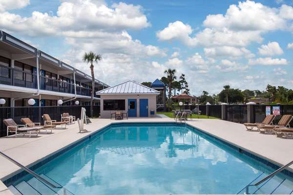 Pool - Travelodge Deltona - I-4, Exit 108