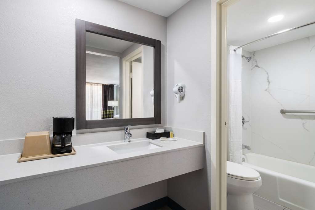 SUPER 8 BY WYNDHAM LONGVIEW/NORTH-guestroom-Guest Room,Bathroom,On-Site.jpg
