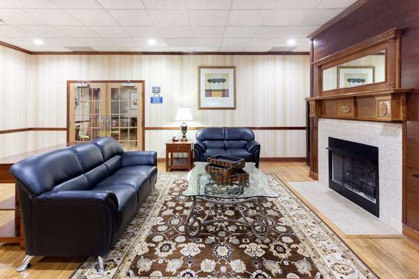  - Days Inn & Suites North Tucker - I-285, Exit 37