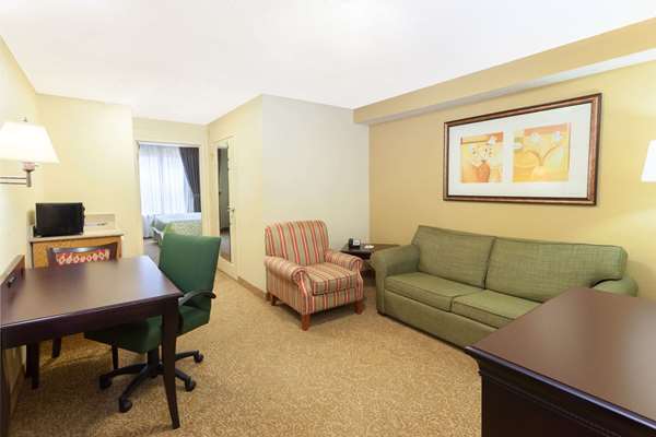 Suite - Days Inn & Suites North Tucker - I-285, Exit 37