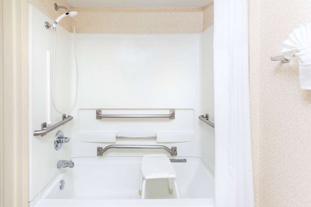 DAYS INN & SUITES BY WYNDHAM TUCKER-guestroom-Guest Room,Bathroom,Accessibility,On-Site.jpg