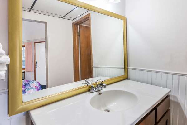  - Knights Inn Mackinaw City - I-75, Exit 339