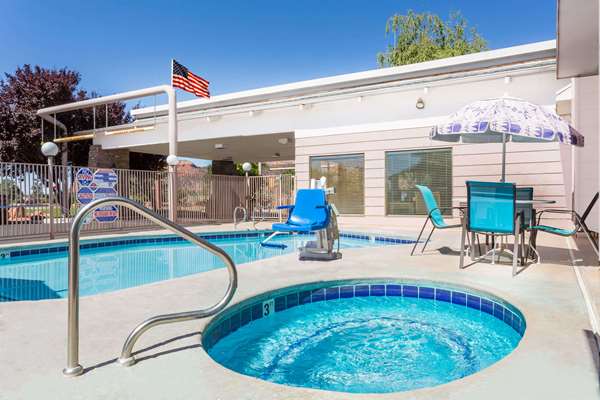 Pool - Days Inn & Suites Kanab