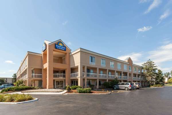 Exterior view - Days Inn & Suites Warren