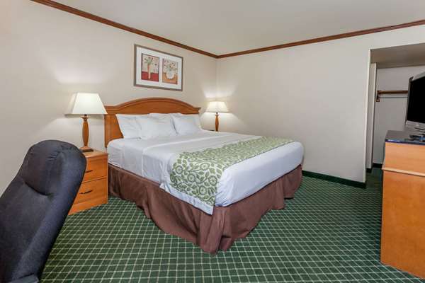 Suite - Days Inn & Suites Warren