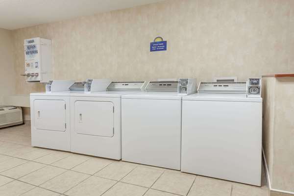  - Days Inn & Suites Warren