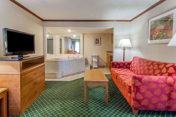 Suite - Days Inn & Suites Warren