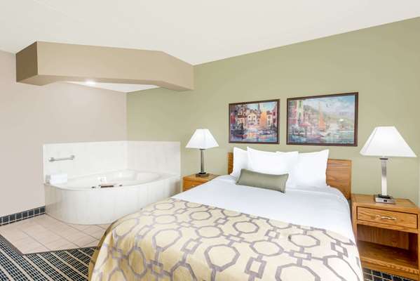 Suite - Baymont Inn & Suites Marshalltown