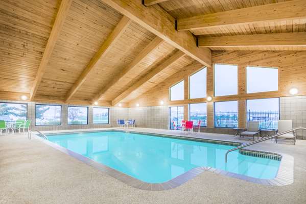 Pool - Baymont Inn & Suites Marshalltown