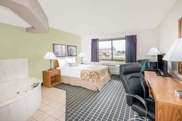 Suite - Baymont Inn & Suites Marshalltown