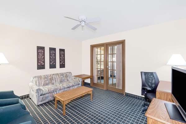 Suite - Baymont Inn & Suites Marshalltown