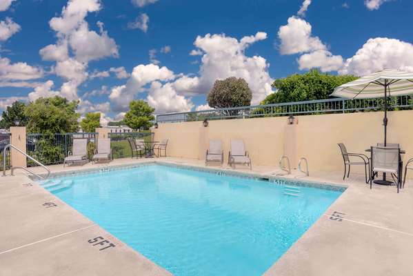 Pool - Days Inn Macon - I-475, Exit 3