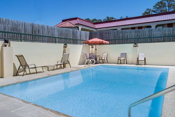 Pool - Days Inn Macon - I-475, Exit 3