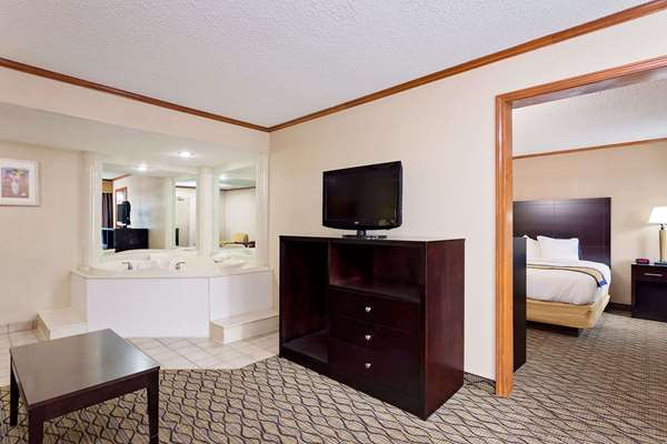 Suite - Baymont Inn & Suites East Kalamazoo - I-94, Exit 80