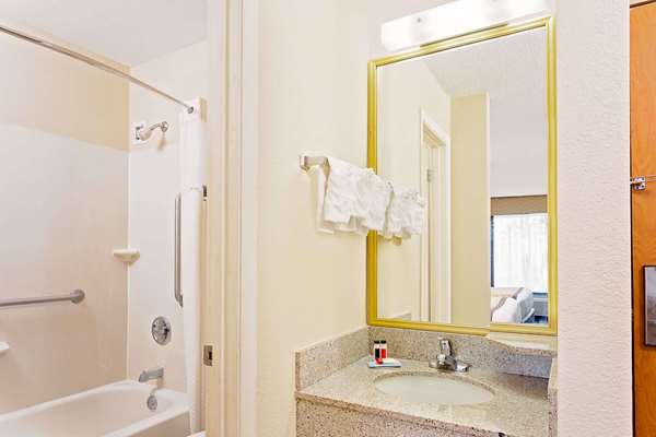  - Baymont Inn & Suites East Kalamazoo - I-94, Exit 80