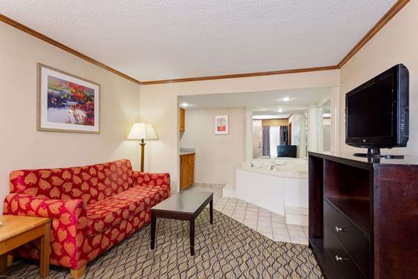 Suite - Baymont Inn & Suites East Kalamazoo - I-94, Exit 80