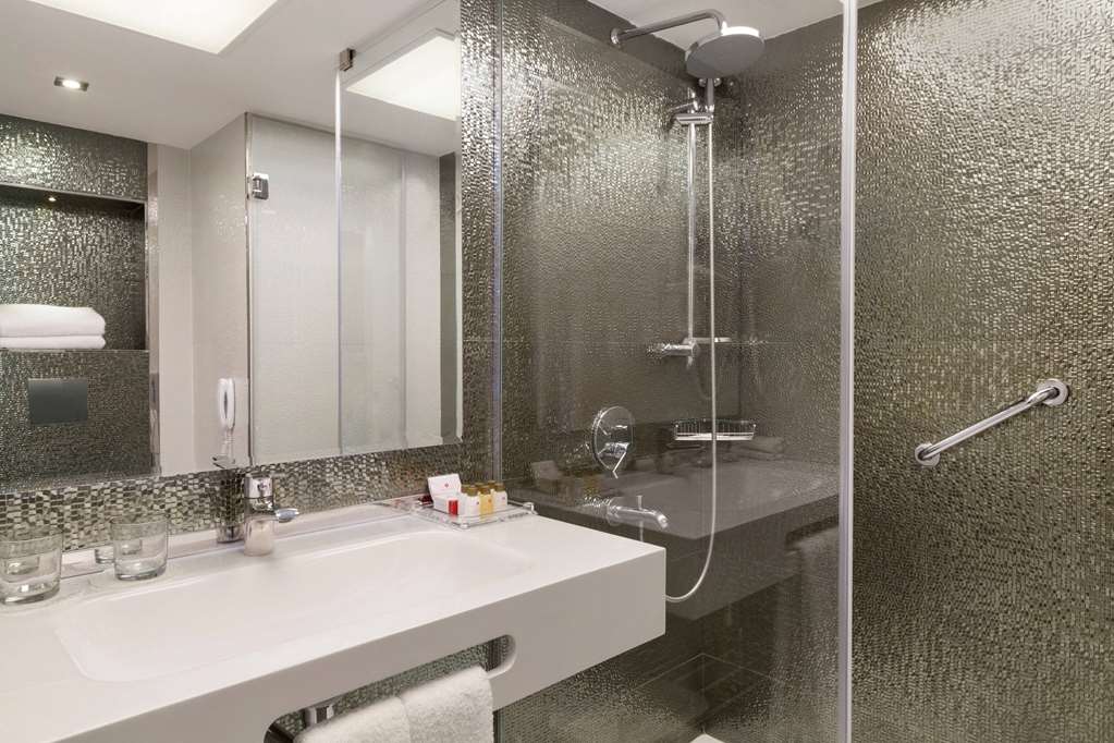 RAMADA BY WYNDHAM SOFIA CITY CENTER-guestroom-Guest Room,Bathroom,On-Site.jpg