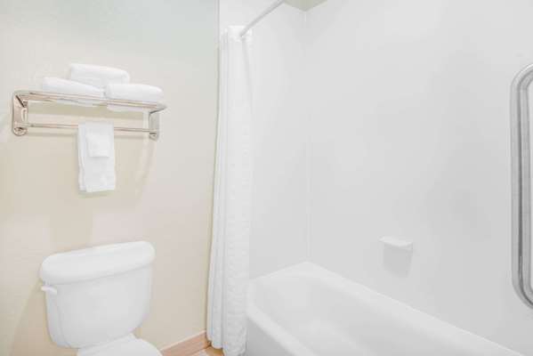  - Baymont Inn & Suites Pearsall
