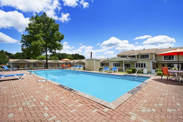 Pool - Super 8 Motel Brockville