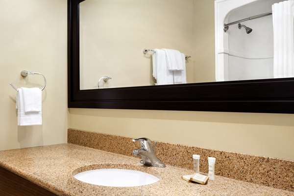  - Super 8 Motel Brockville