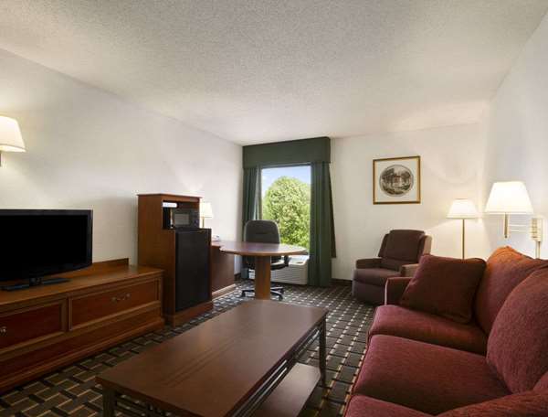  - Baymont Inn & Suites Crossville - I-40, Exit 317