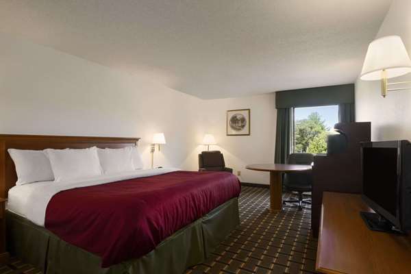  - Baymont Inn & Suites Crossville - I-40, Exit 317