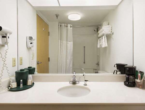  - Baymont Inn & Suites Crossville - I-40, Exit 317