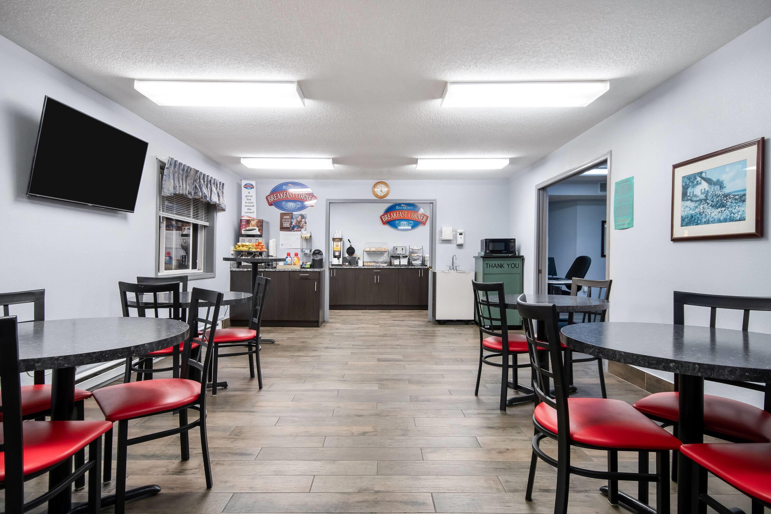 Breakfast Area | Baymont by Wyndham Marinette