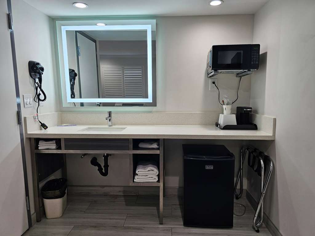 TRAVELODGE BY WYNDHAM FULLERTON NEA-guestroom-Guest Room,Bathroom,On-Site.jpg