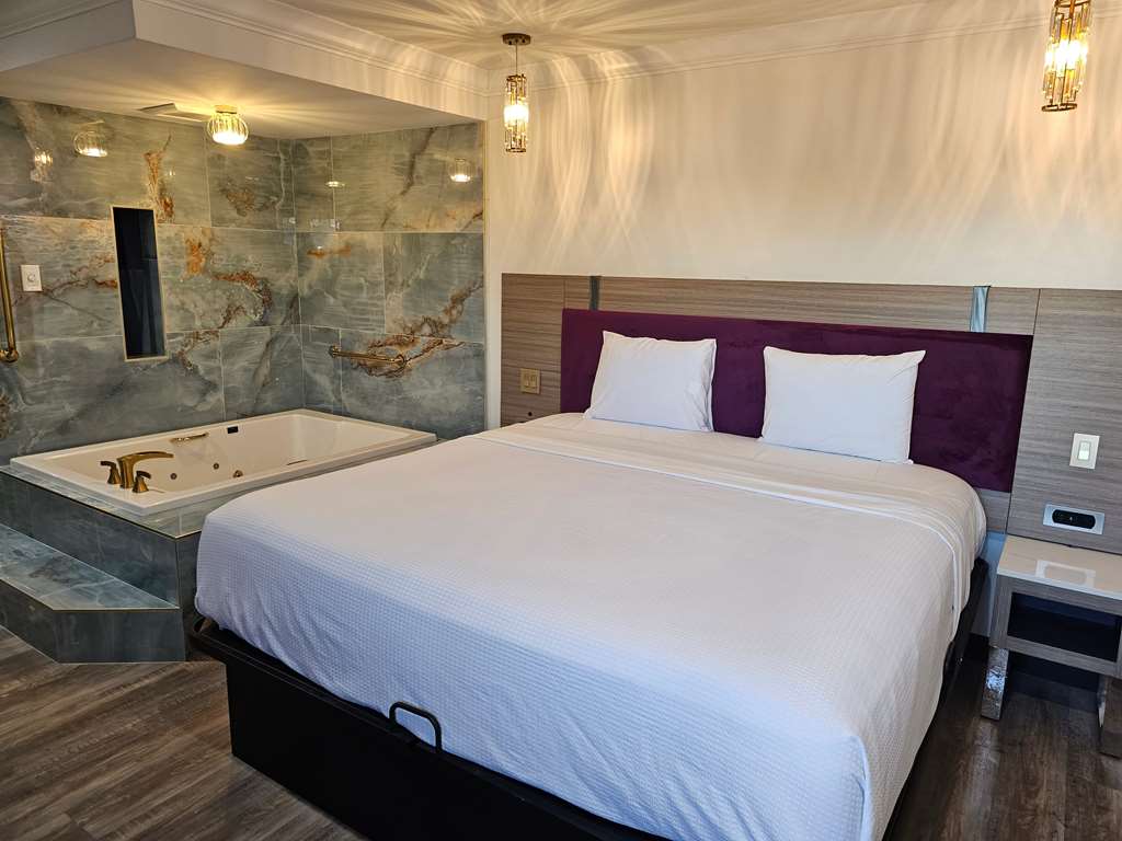 TRAVELODGE BY WYNDHAM FULLERTON NEA-guestroom-Guest Room,On-Site.jpg