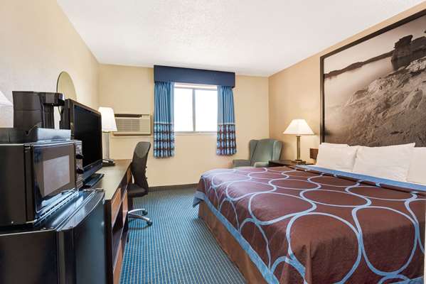  - Super 8 Hotel Hutchinson