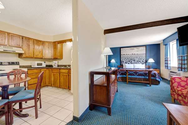 Suite - Super 8 Hotel Hutchinson