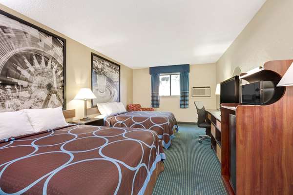  - Super 8 Hotel Hutchinson