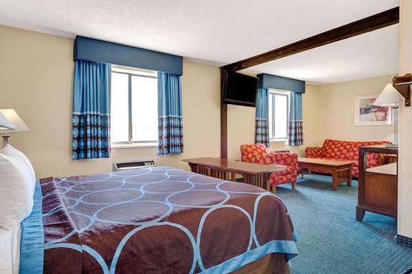 Suite - Super 8 Hotel Hutchinson