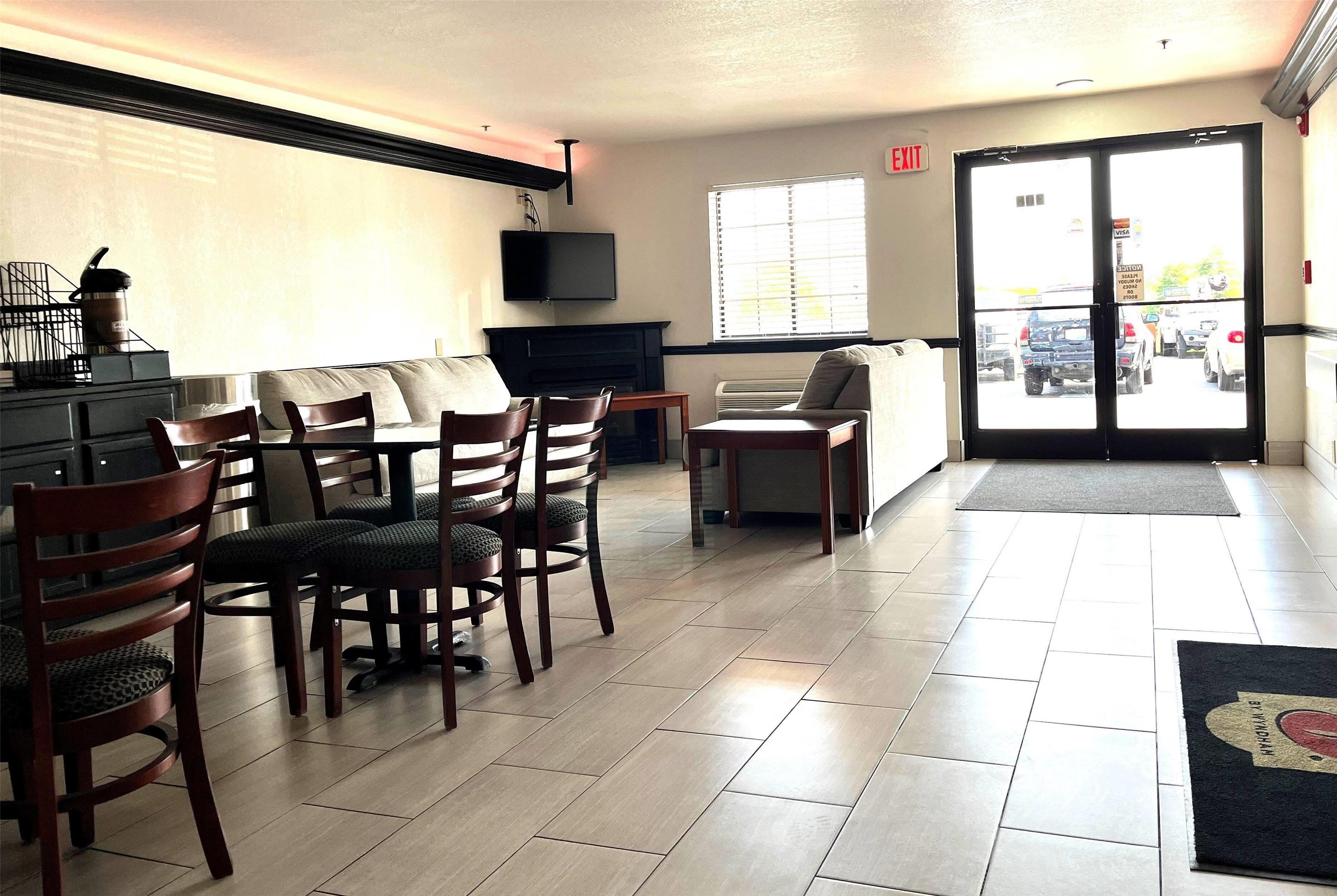 Lobby | Super 8 by Wyndham Madison/Hanover Area