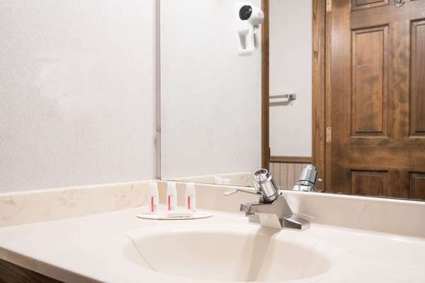  - Days Inn Hutchinson